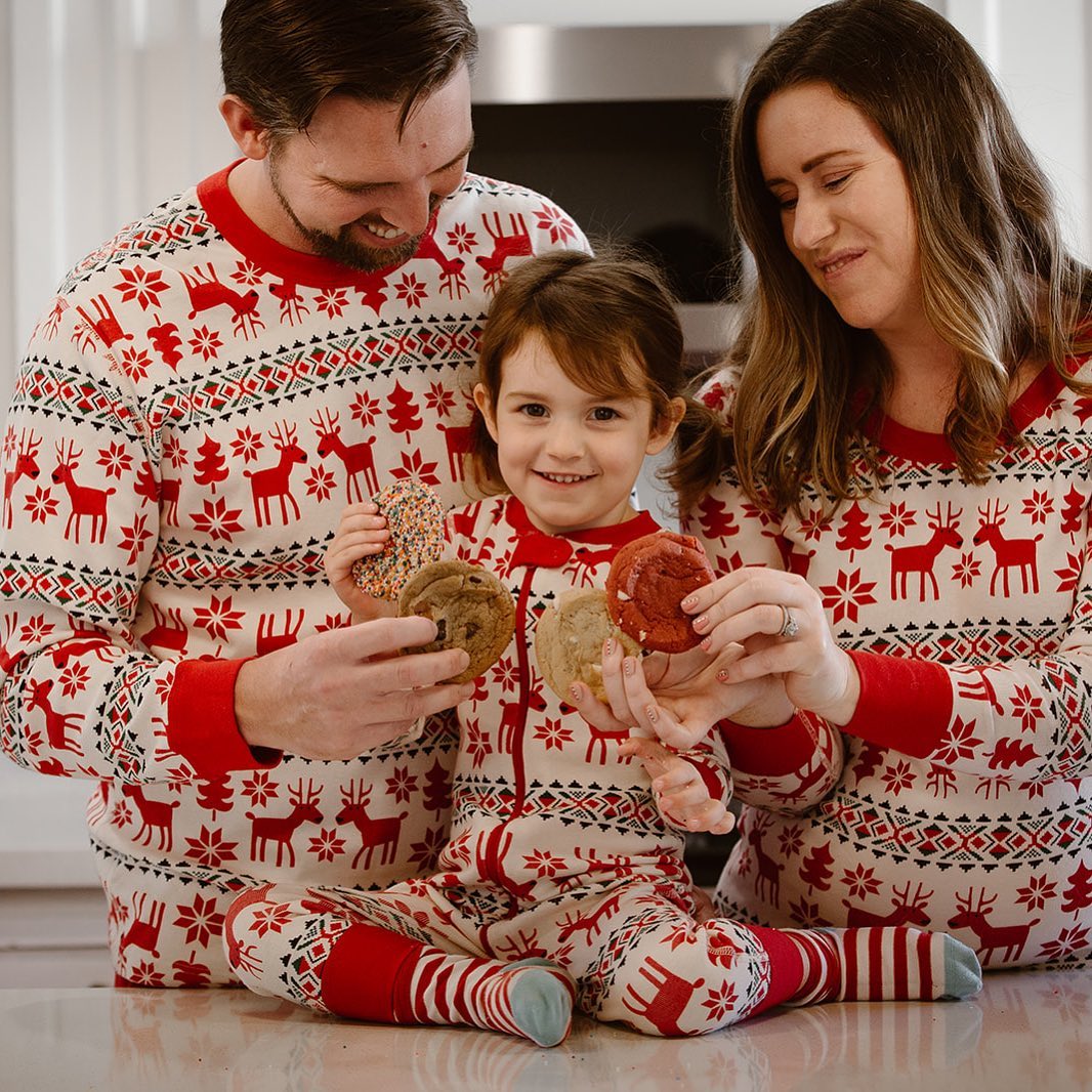 Family eating cookies